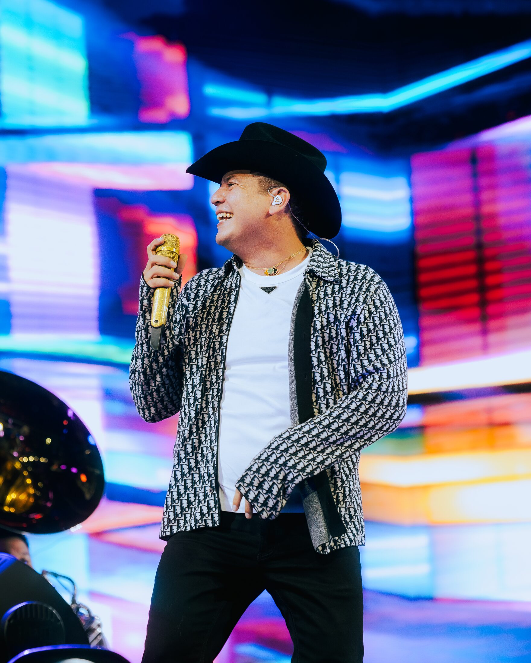 Remmy Valenzuela cantando en Monterrey